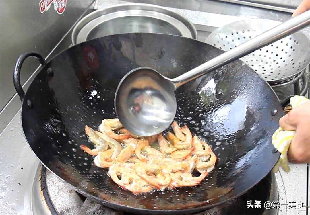 这才是油焖大虾的家常做法，色泽金黄，鲜嫩滑口，味道不输饭店