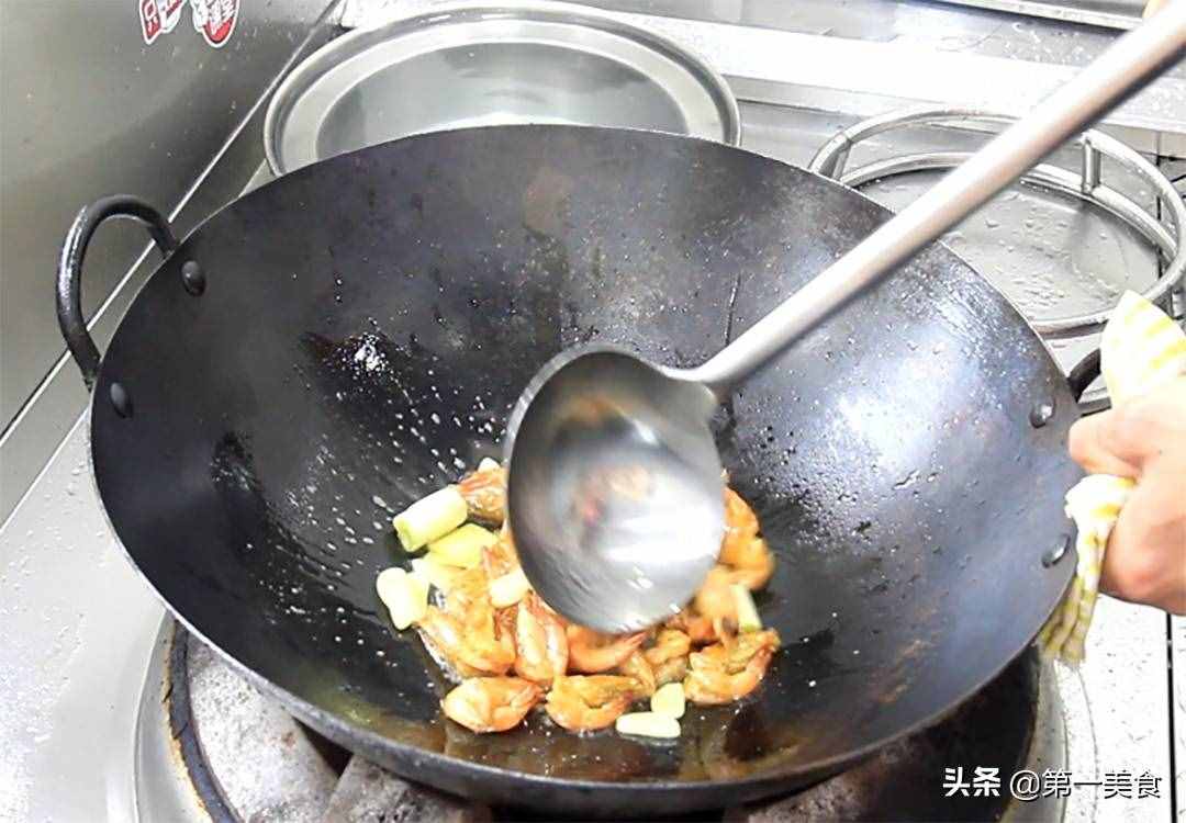 这才是油焖大虾的家常做法，色泽金黄，鲜嫩滑口，味道不输饭店