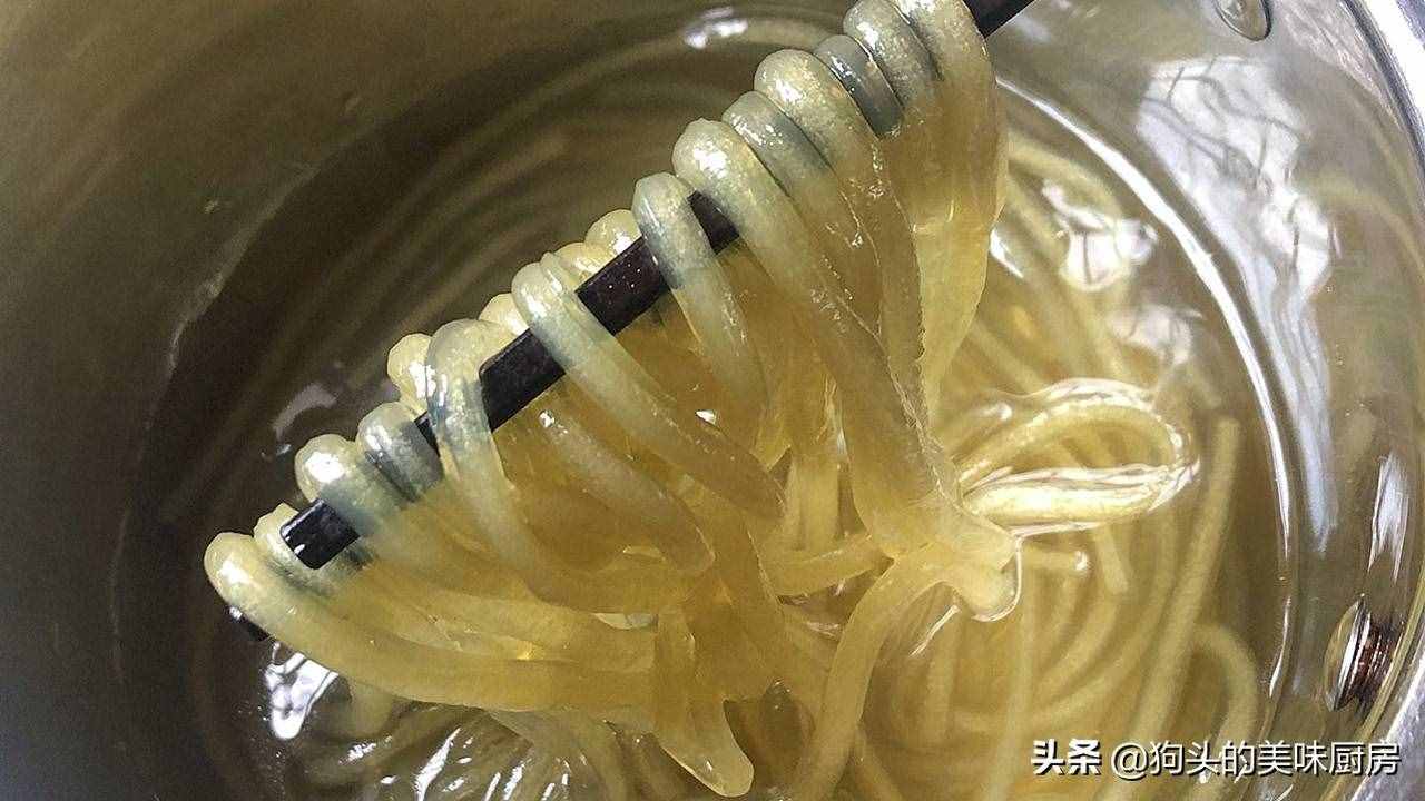 酸辣粉简单明了的做法，比出去买还快，酸辣过瘾又开胃，太解馋了