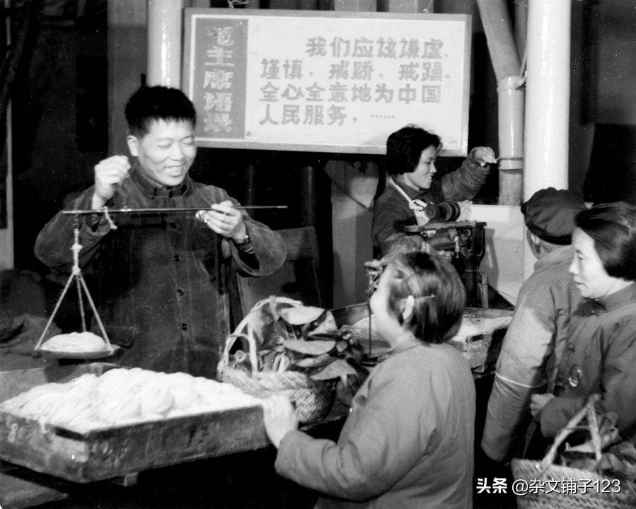 1953年，陈云提出用票购物，计划经济由此开始