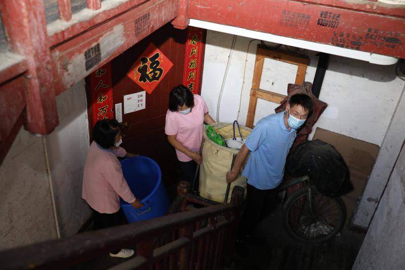 洗一次澡450元，三人上门助浴，这一服务正在上海悄然兴起……