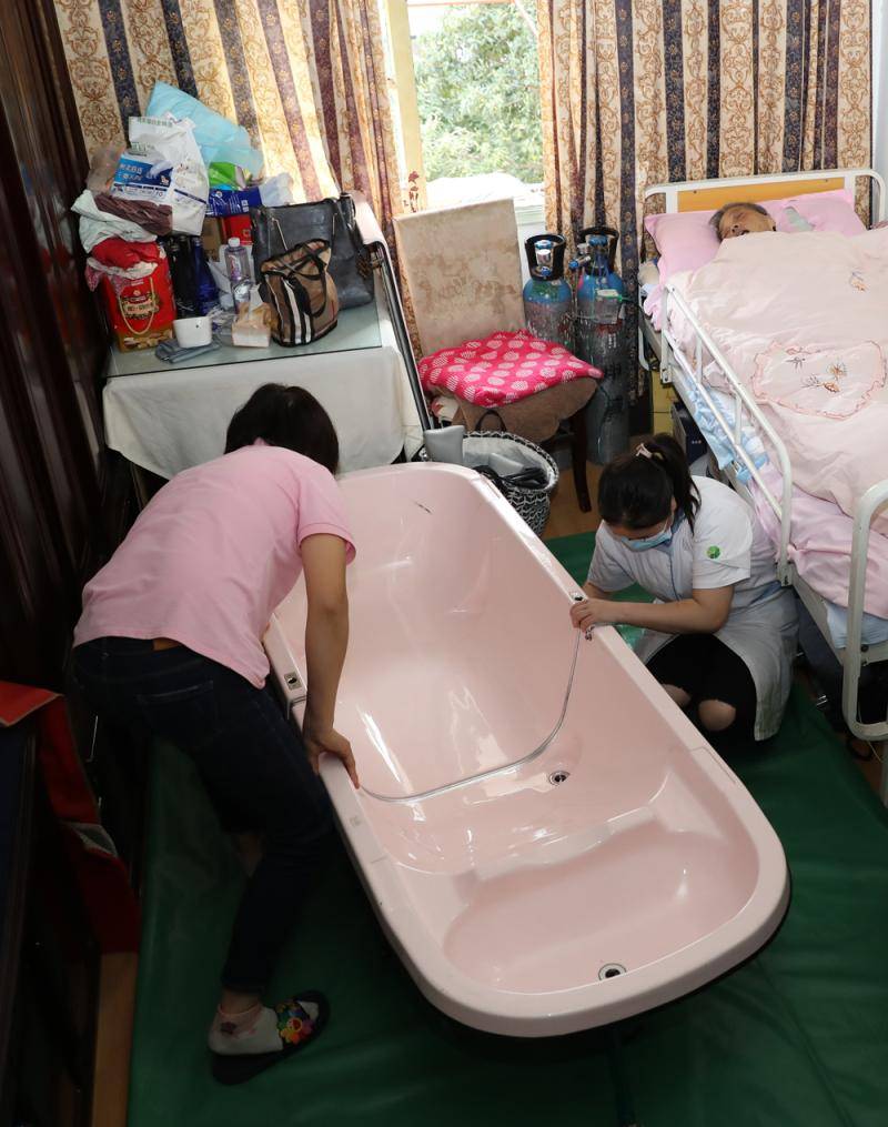 洗一次澡450元，三人上门助浴，这一服务正在上海悄然兴起……
