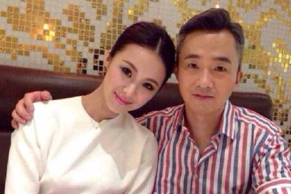 她被评上海最美女主持，23岁嫁41岁同行，丈夫患病仍不离不弃
