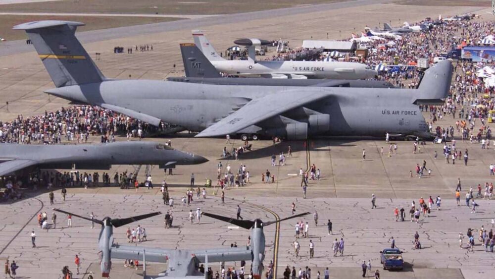 美军最大的运输机有多大？两个人站在垂尾上面像两只鸟