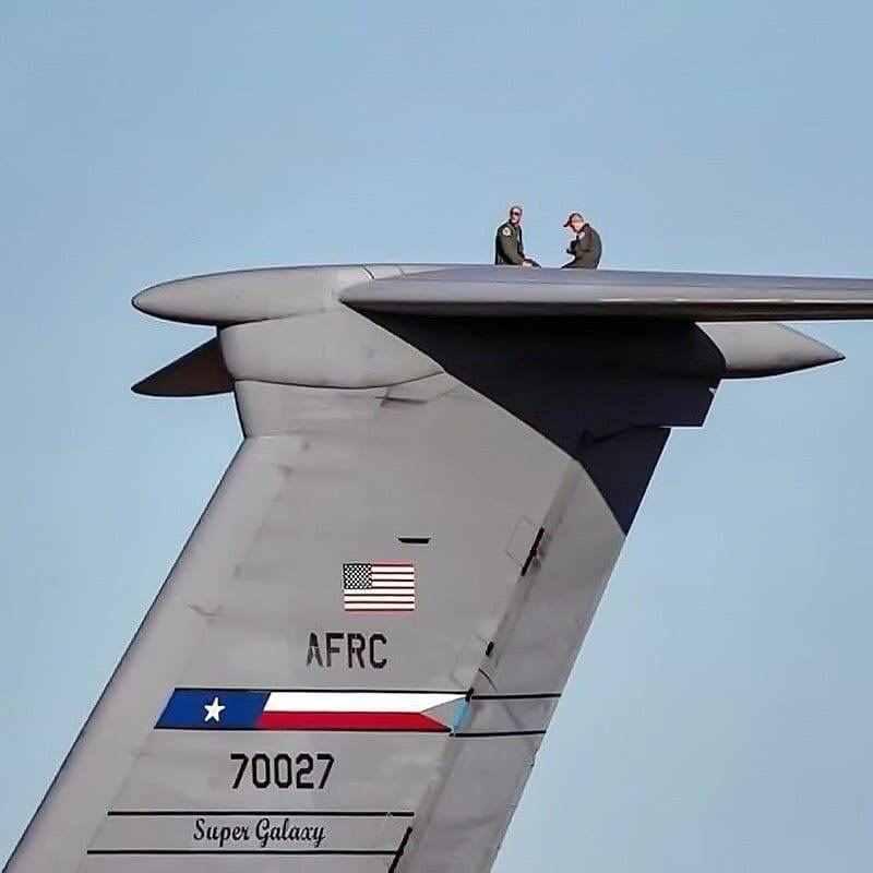 美军最大的运输机有多大？两个人站在垂尾上面像两只鸟