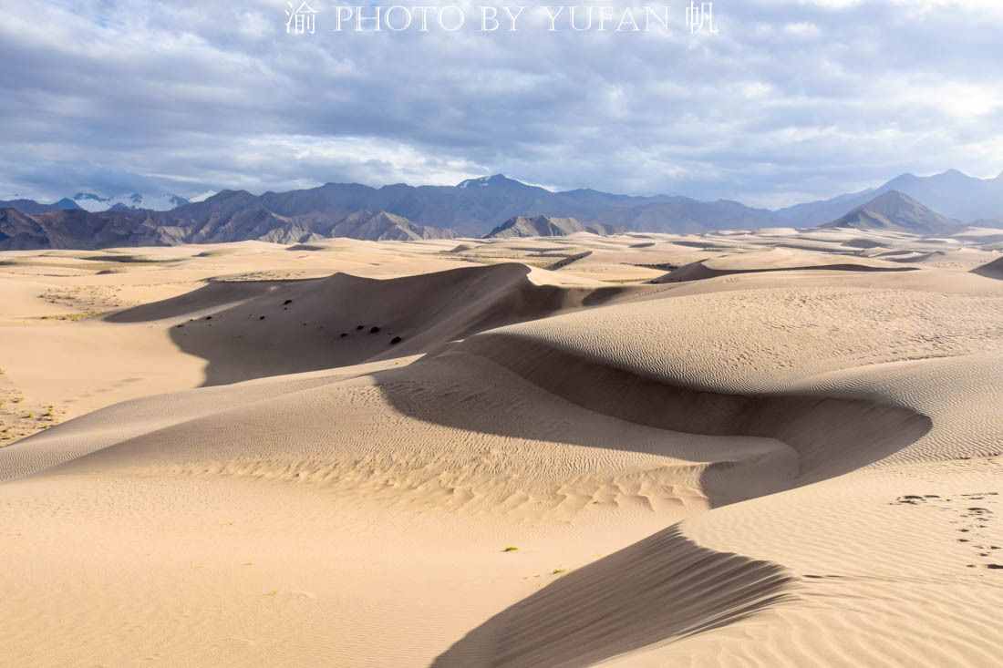 柴达木盆地中意外发现沙漠与雪山草原同框的美景，令人不可思议