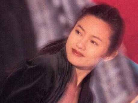 她因清纯被称“香港玉女”，为走红连拍5部三级片，今54岁成这样