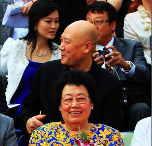 慈禧亲戚陈丽华的现任丈夫是“唐僧”，那她的前夫究竟是谁？