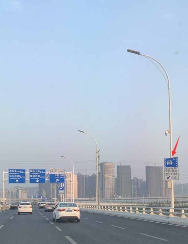武汉二七长江大桥上出现新标牌！什么意思？能不能走？