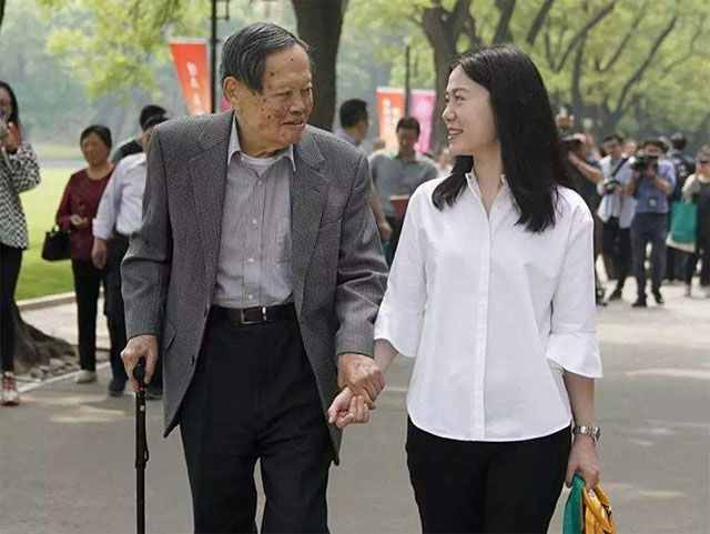 翁帆父亲翁云光，小女婿杨振宁21岁，理解并支持女儿，不理会谣言