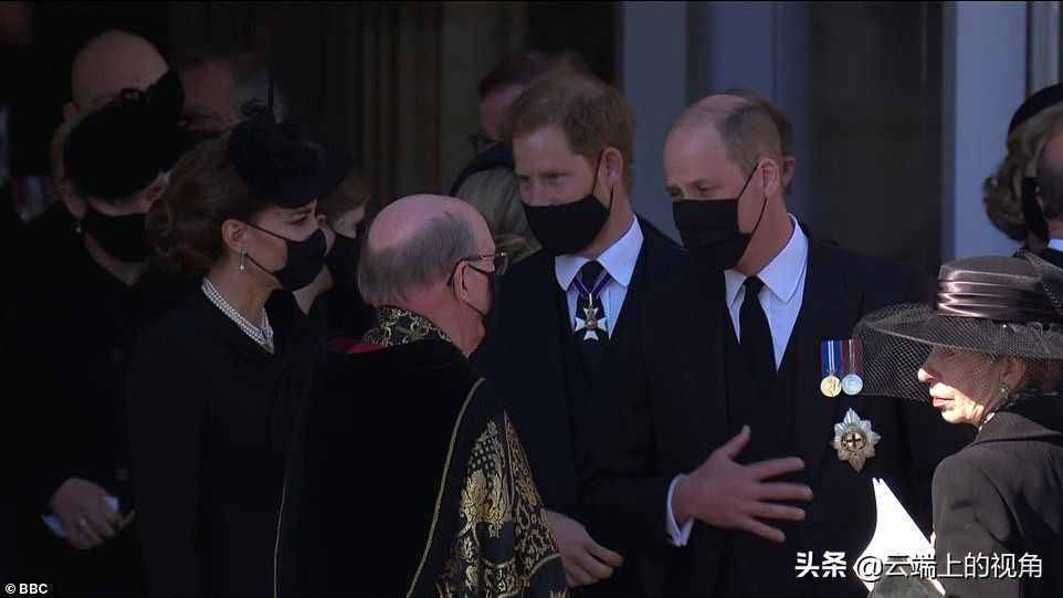 爷爷葬礼之后威廉和哈里走在一起，哈里王子的微动作暴露他的紧张