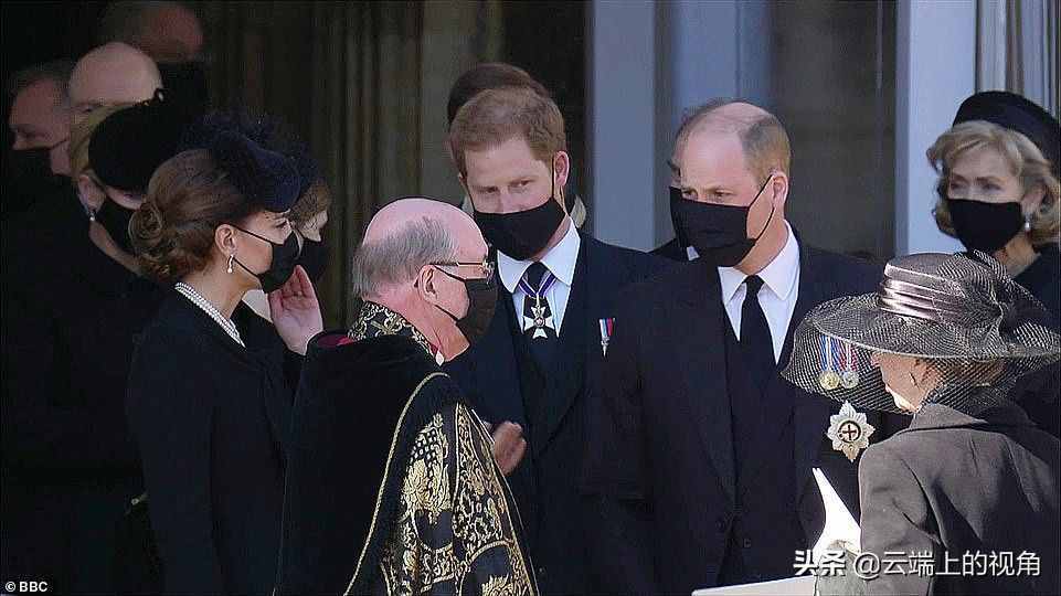 爷爷葬礼之后威廉和哈里走在一起，哈里王子的微动作暴露他的紧张