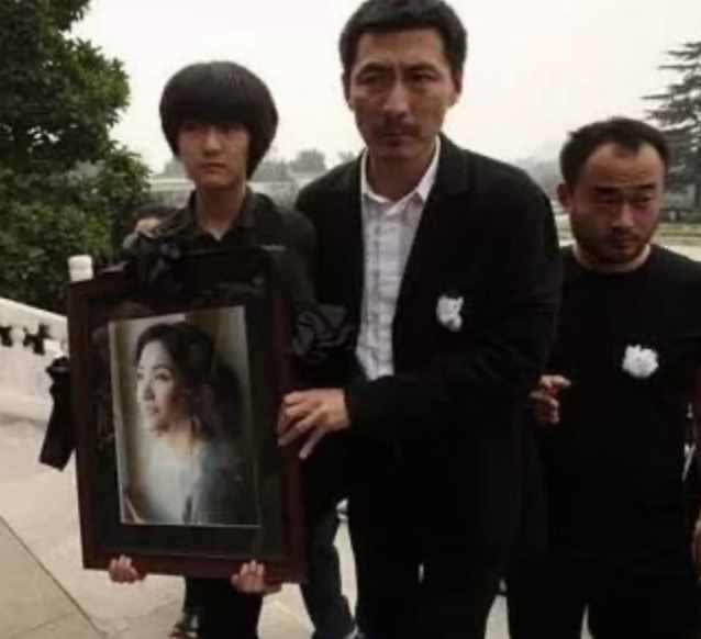 唏嘘的李婷：患癌后隐瞒父母9年，与张子健离婚，43岁去世