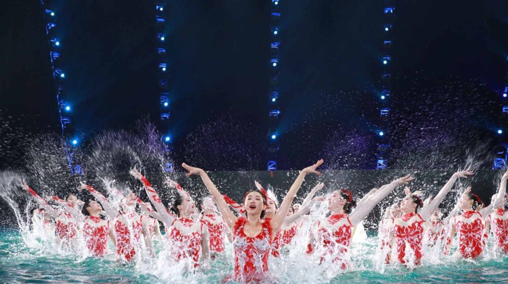 44岁林志玲真拼！春晚表演高难度水上芭蕾舞 犹如“出水芙蓉”