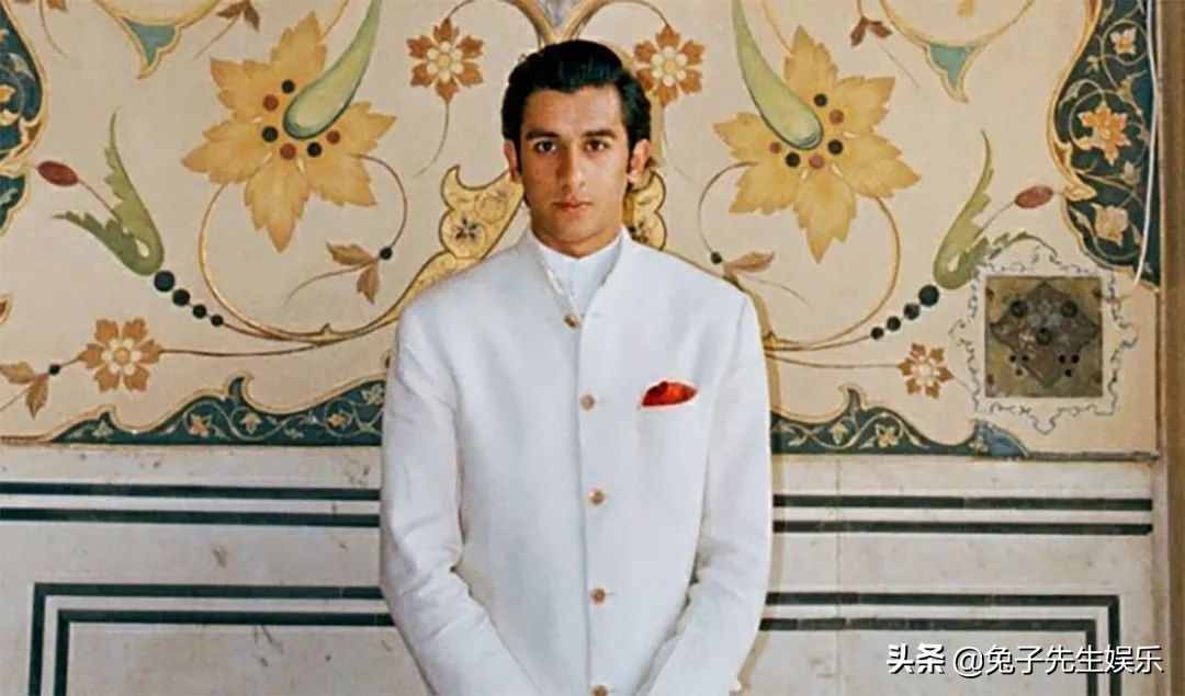 21岁印度王子成“隐形国王”，坐拥大宫殿，帅气脸庞神似迪拜王子