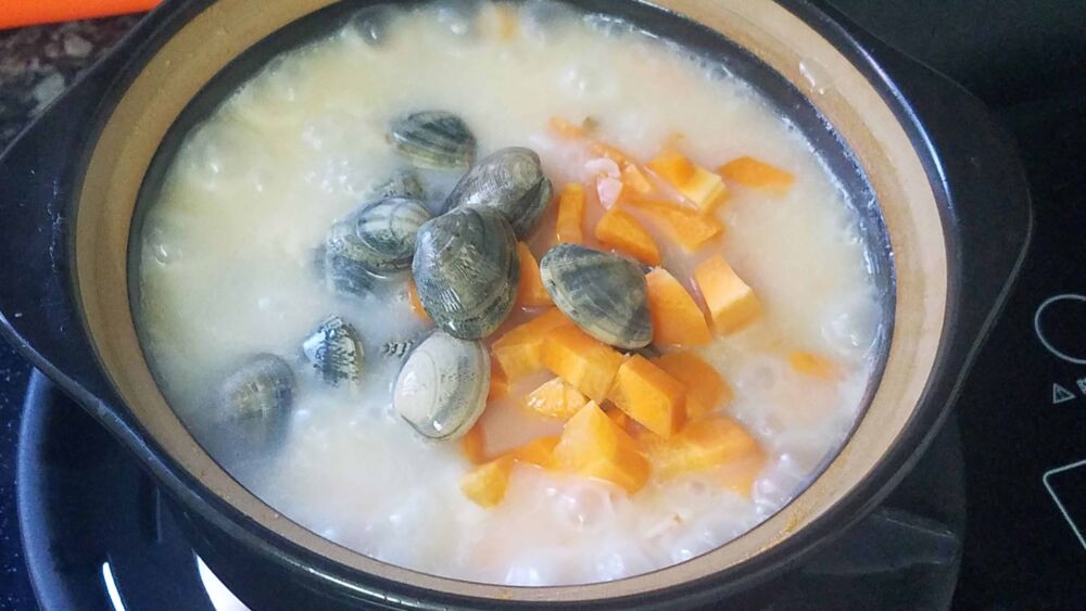 砂锅粥，广东很出名的一道美食，鲜香美味又好吃，做法很简单