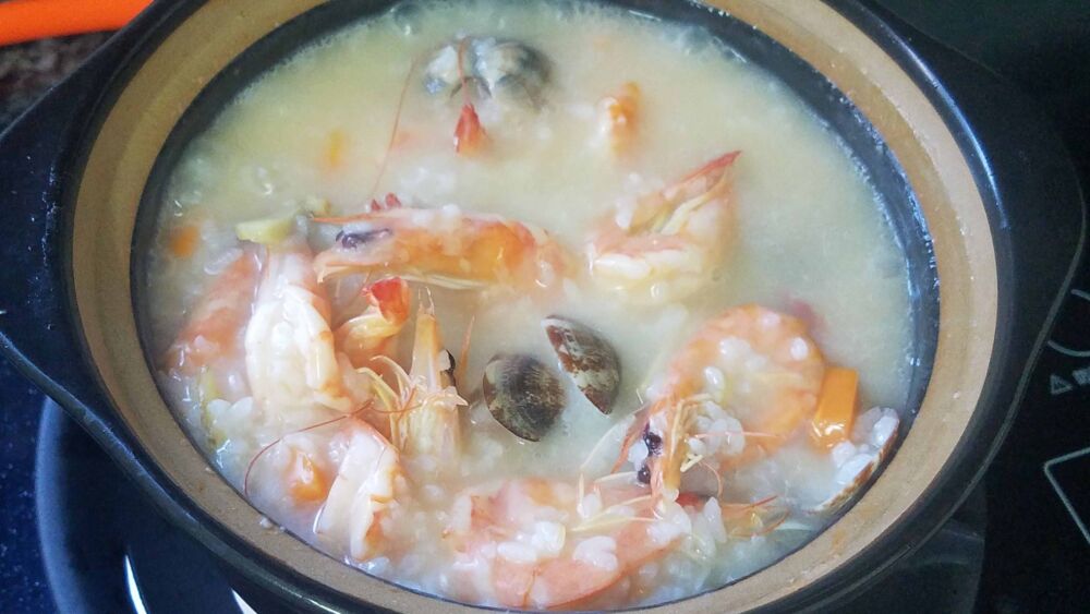 砂锅粥，广东很出名的一道美食，鲜香美味又好吃，做法很简单