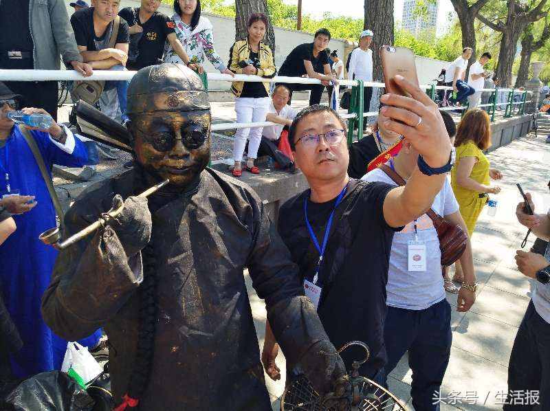 连眼球都可以10分钟不动 哈市朱泽义演绎活体雕塑