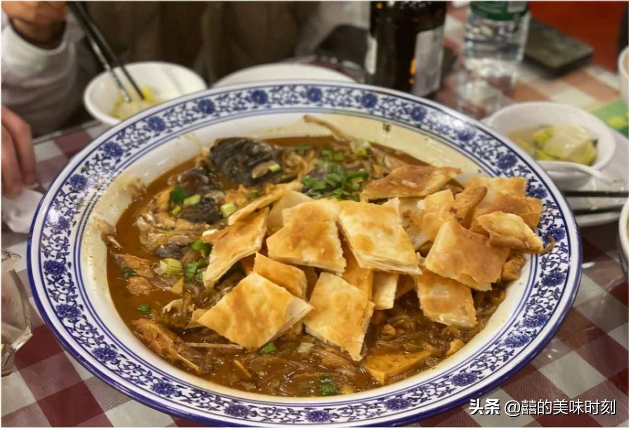 北京一家1985年的老饭馆，鱼头泡饼不错，是30年前的老味道