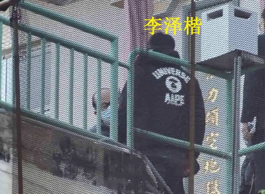 92岁李嘉诚露面，穿羽绒服显身形单薄，14岁孙子穿旧衣太低调