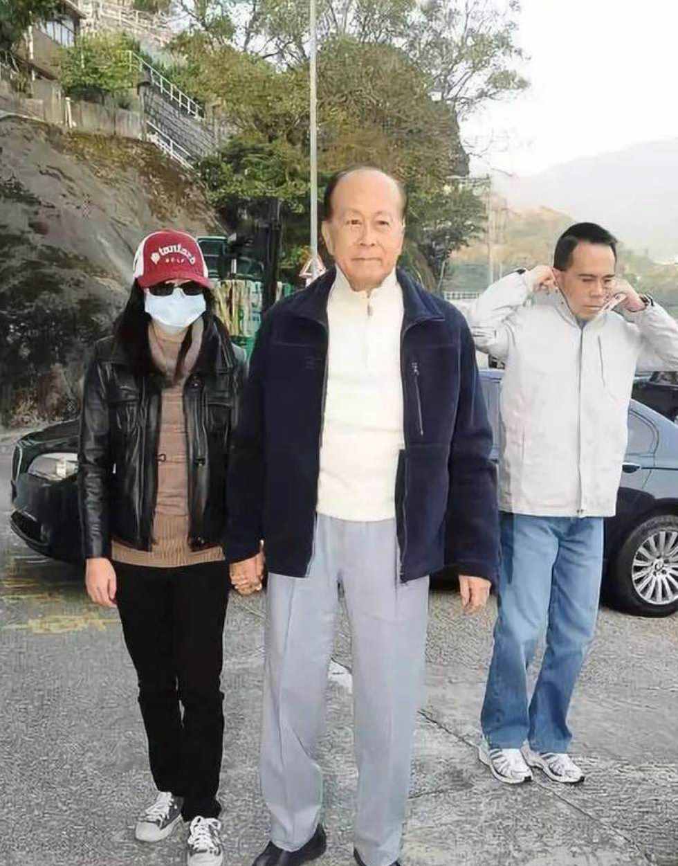 92岁李嘉诚露面，穿羽绒服显身形单薄，14岁孙子穿旧衣太低调