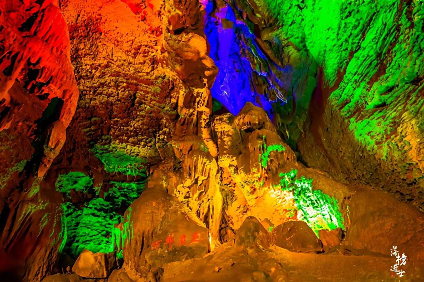 山东沂水有一座地下大峡谷，有上亿年的历史，充满了神秘色彩