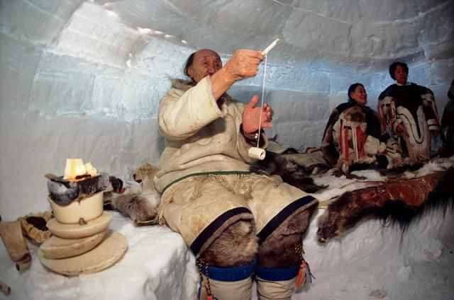 北极唯一的居民因纽特人，为何独爱住冰屋？进屋后才明白