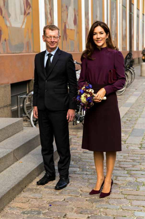 48岁丹麦王储妃久违亮相，衬衫配黑裙极朴素，曾多次与凯特相比
