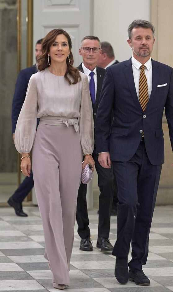 48岁丹麦王储妃久违亮相，衬衫配黑裙极朴素，曾多次与凯特相比