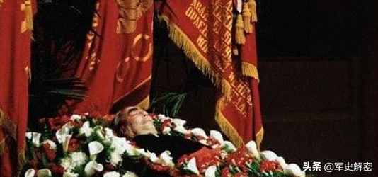 “勋章防弹衣”搞垮了苏联，勃列日涅夫才是红色帝国的掘墓人