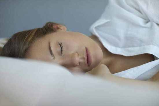 睡不对会越睡越累 枕头过低或过高影响睡眠质量