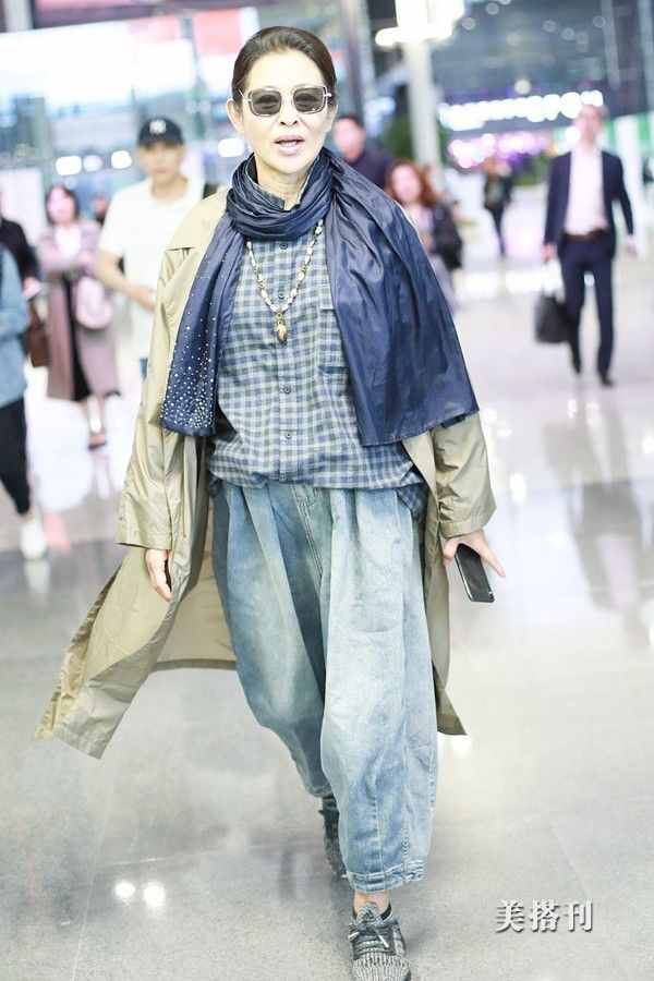 60岁倪萍承认整容后狂减20斤，穿风衣戴墨镜很时髦，额头惊到网友