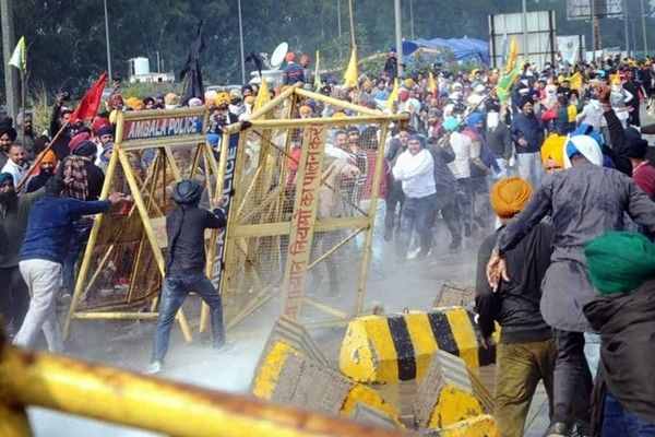 印度农民再次抗议，数百名警察组成人墙阻拦，背后还有高压水炮