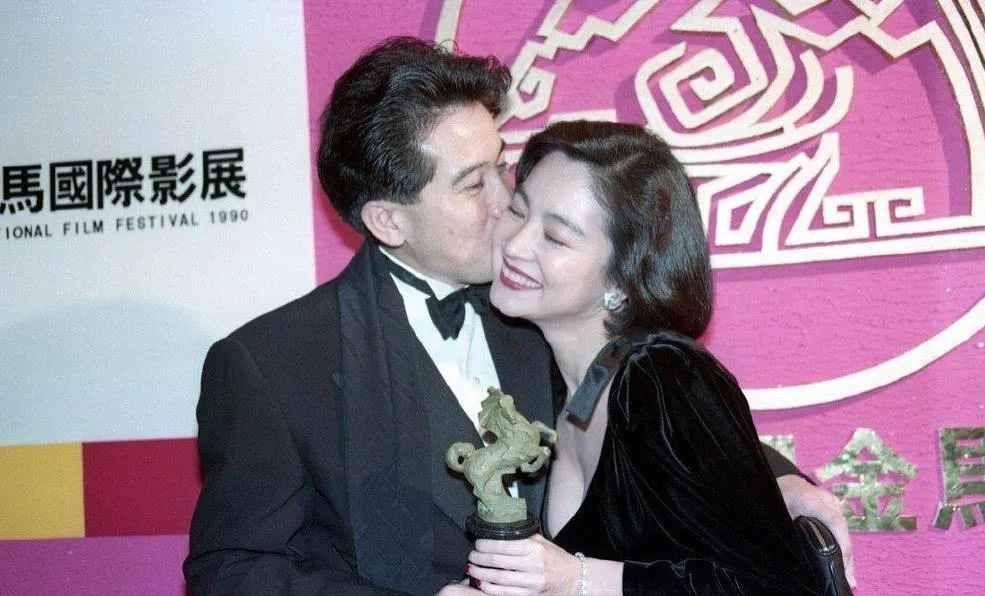 林青霞与秦汉的罕见照片，当年的三角恋情，为何最终的赢家是他？
