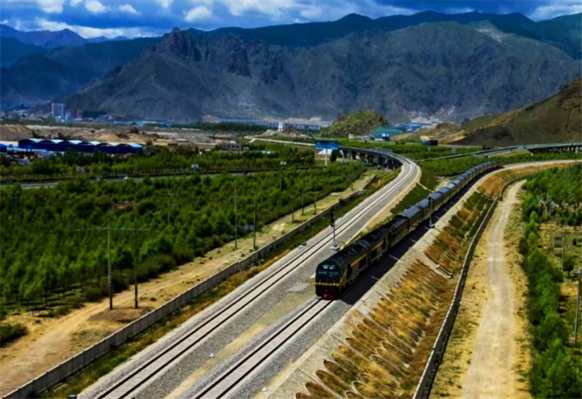 投资80亿，凿穿喜马拉雅山，中尼铁路为何让印度“寝食难安”了？