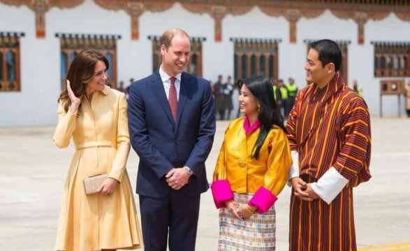 不丹大公主仰视凯特王妃，俏皮热情，二公主迎接纪子妃，惊艳众人