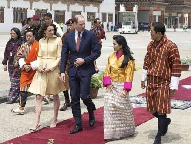 不丹大公主仰视凯特王妃，俏皮热情，二公主迎接纪子妃，惊艳众人