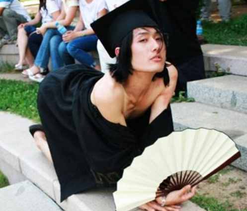 大学生“创意毕业照”引争议，男生穿着太“性感”，被嘲有辱斯文