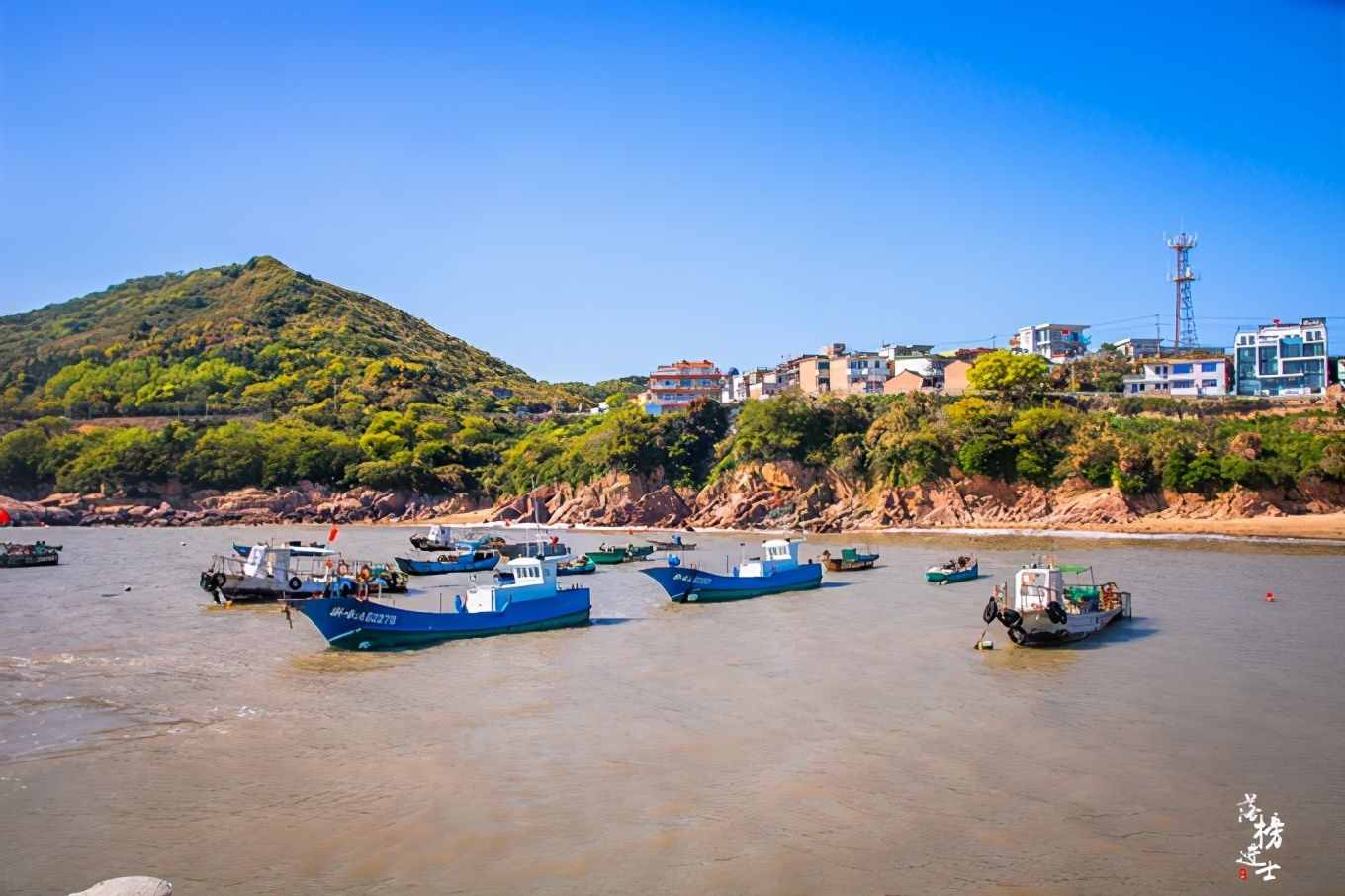 浙江舟山有一座灯塔，历史悠久，风景绝美，吸引了众多网红来打卡