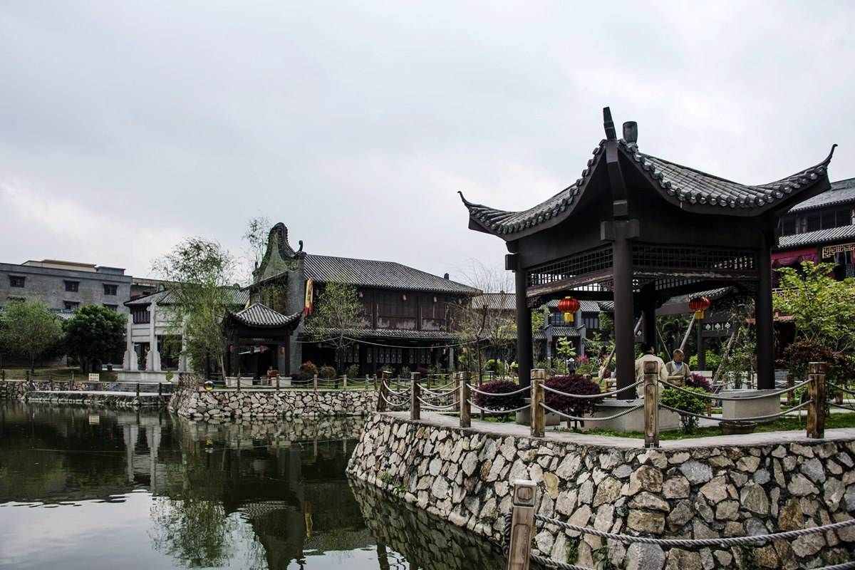 广东东莞中部一个镇，被称为“香市”，拥有动物园