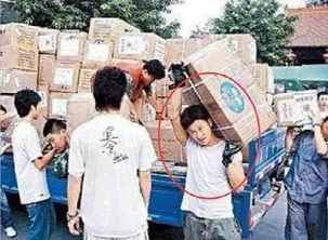 看了吴京在汶川地震时的一张照片，想说声：吴京，了不起