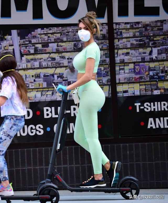 弗拉·亚伯拉罕穿运动服与女儿街头玩滑板车，戴着口罩也难挡魅力