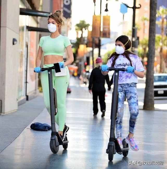 弗拉·亚伯拉罕穿运动服与女儿街头玩滑板车，戴着口罩也难挡魅力