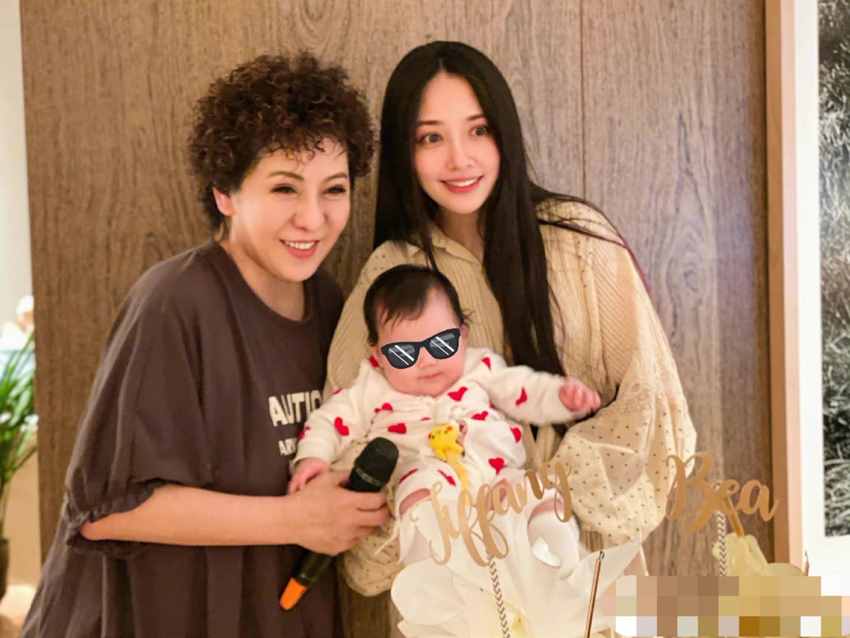 向佐喊郭碧婷“小向太”好甜！晒祖孙三代合影，女儿圆脸像向太