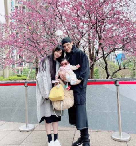 向佐喊郭碧婷“小向太”好甜！晒祖孙三代合影，女儿圆脸像向太