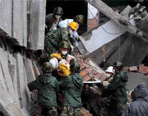 汶川地震，22岁女孩被大叔救下，为报恩以身相许，二人过得幸福吗