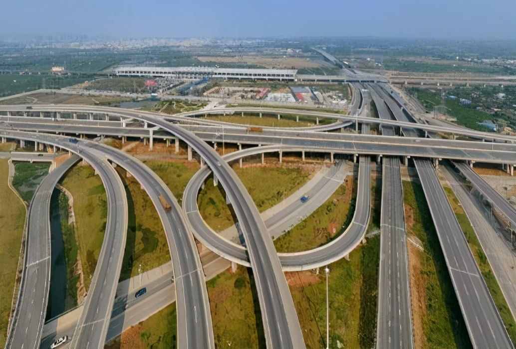 广东在建一条重要高速公路，长约52.7公里，全线建于江门市境内
