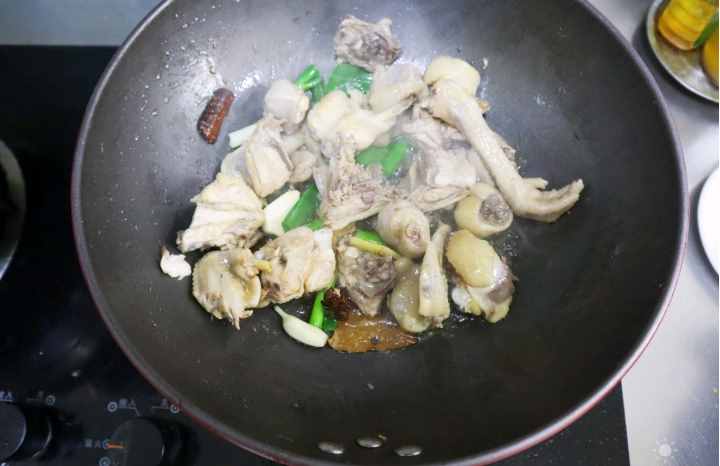 小鸡炖蘑菇这样做最好吃，鲜嫩入味，上桌汤都不剩