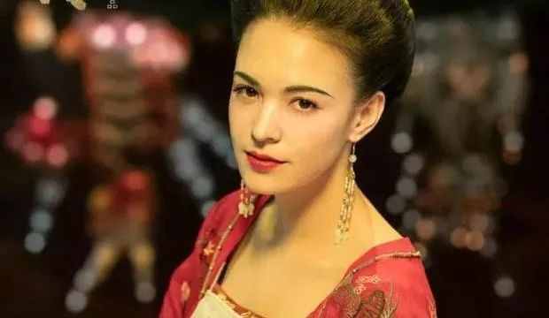 美貌不输杨贵妃又风流艳冶的虢国夫人，这幅唐代画作里哪位是她？