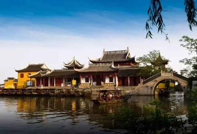上海出发1小时直达，周庄8公里外藏着一座千年江南古镇，免费！